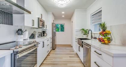 Friendly Fox Luxury Home with Pool & Spa