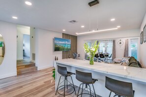 Luxe huis, 4 slaapkamers, privézwembad, uitzicht op tuin | Woonruimte | Een 75-inch smart-tv met kabelzenders, Netflix en streamingdiensten