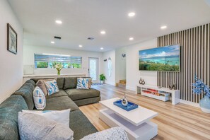 Casa de lujo, 4 habitaciones, piscina privada, vistas al jardín | Sala de estar | Smart TV de 75 pulgadas con canales por cable, Netflix