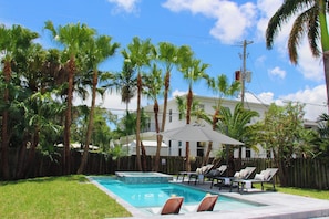Outdoor pool, pool umbrellas, sun loungers - Friendly Fox Luxury Home with Pool & Spa (Fort Lauderdale)