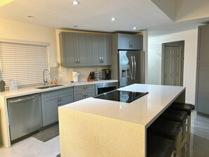 Microondas, horno, placa de cocina, lavavajillas