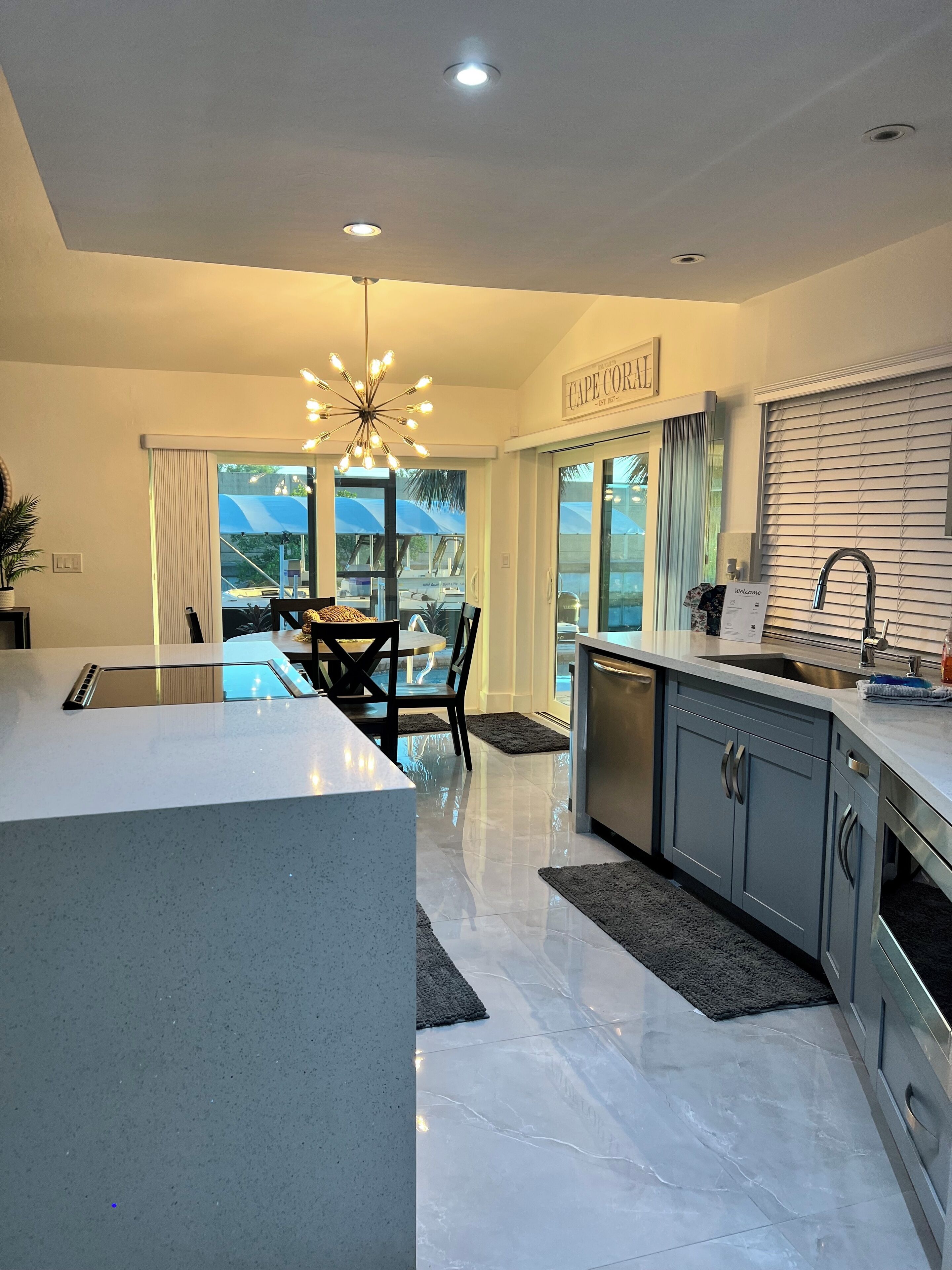 Micro-ondes, four, plaque de cuisson, lave-vaisselle