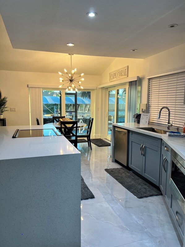 Microondas, horno, placa de cocina, lavavajillas