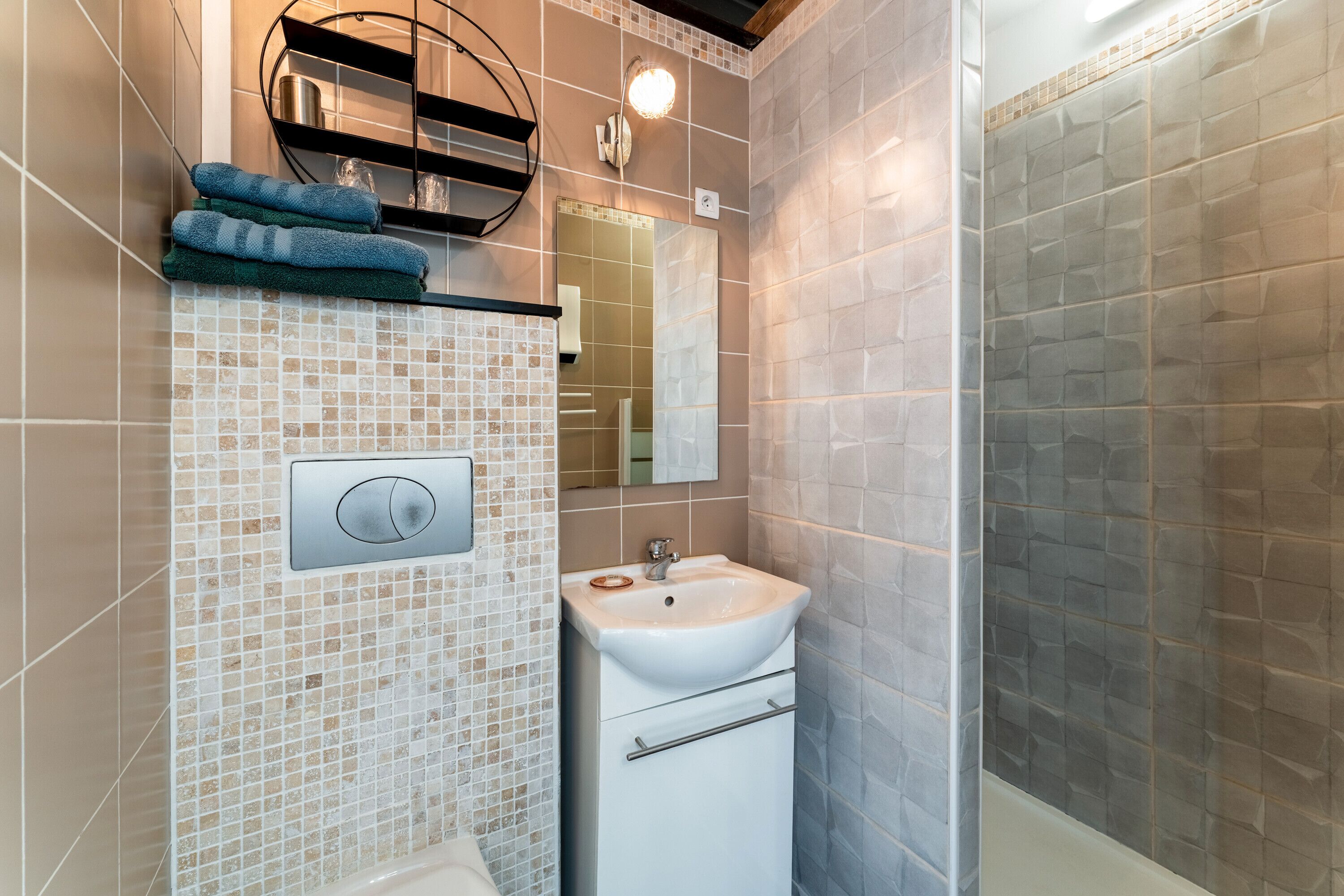 Een douche, een haardroger, handdoeken