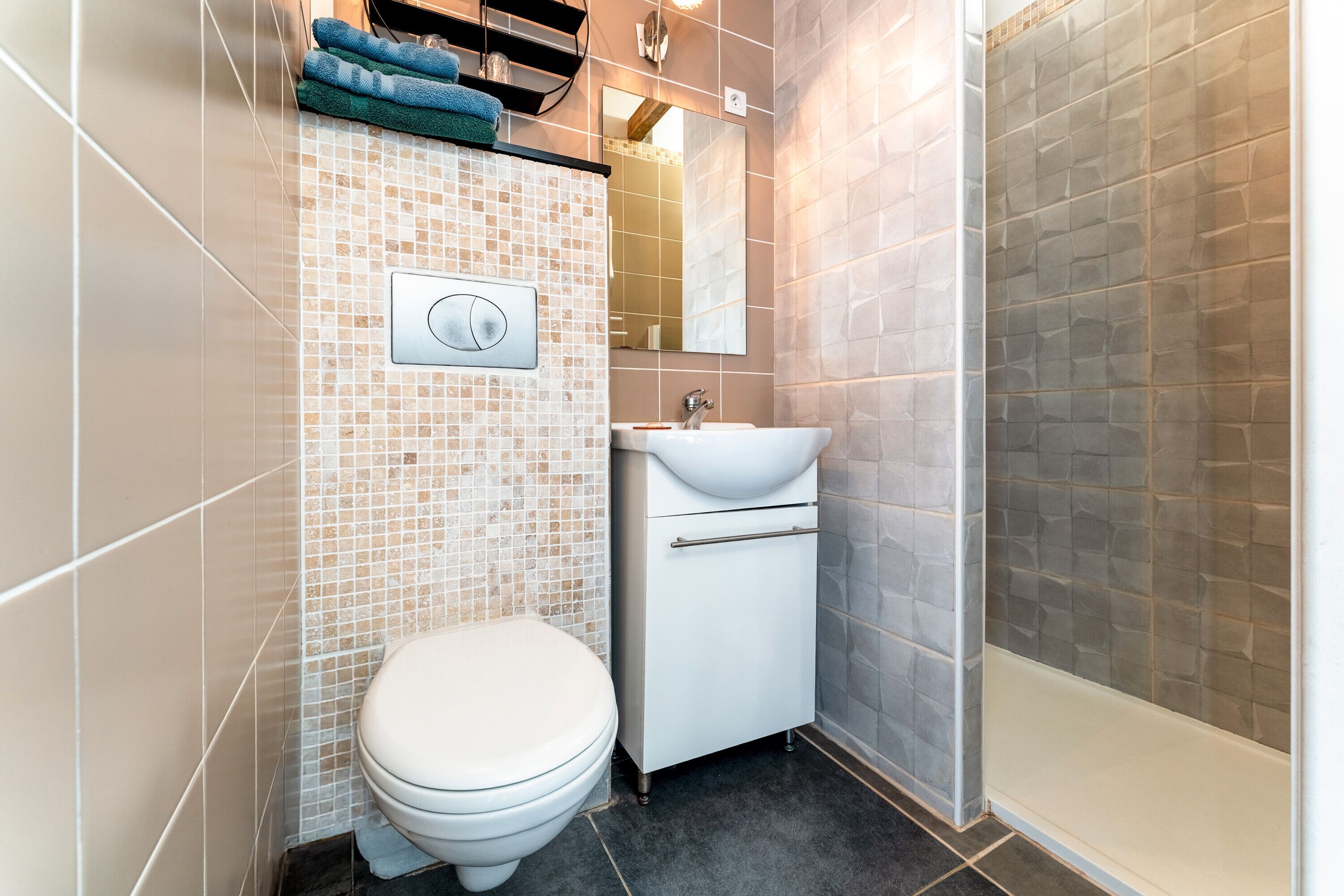 シャワー、ヘアドライヤー、タオル