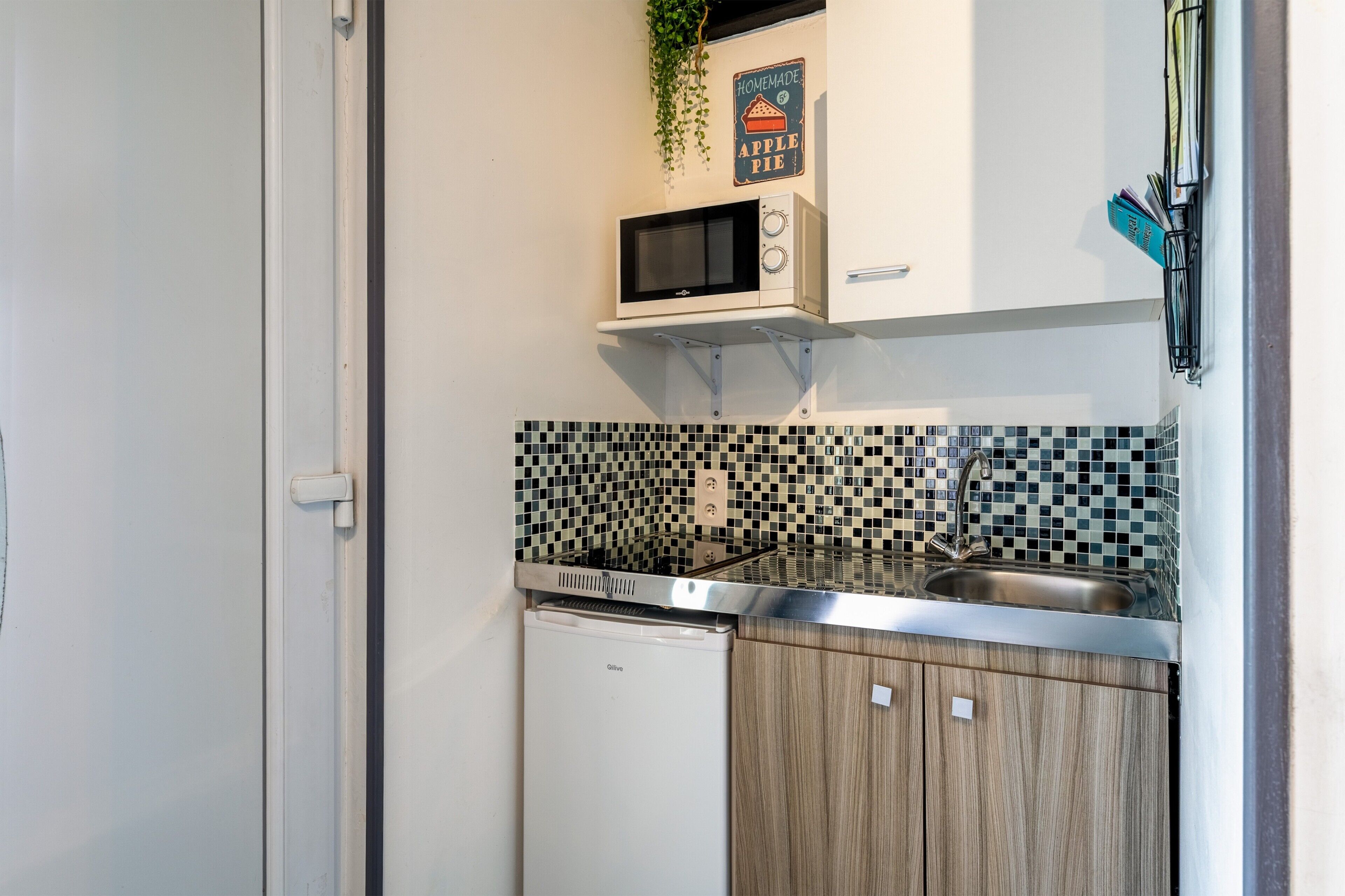 Fridge, microwave, stovetop, coffee/tea maker