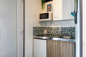 Refrigerador, microondas, placa de cocina, cafetera/tetera