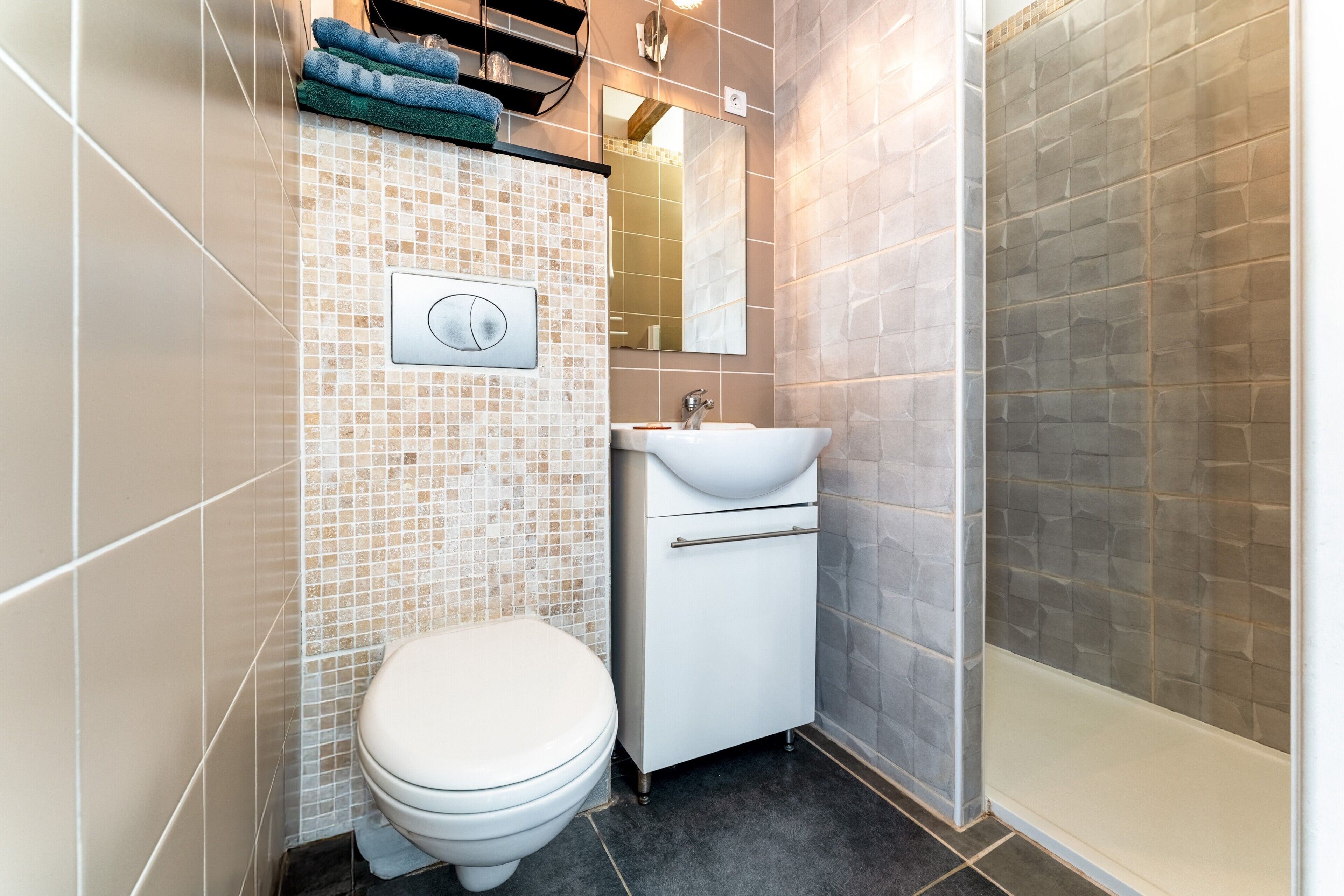 Een douche, een haardroger, handdoeken