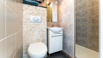 Een douche, een haardroger, handdoeken