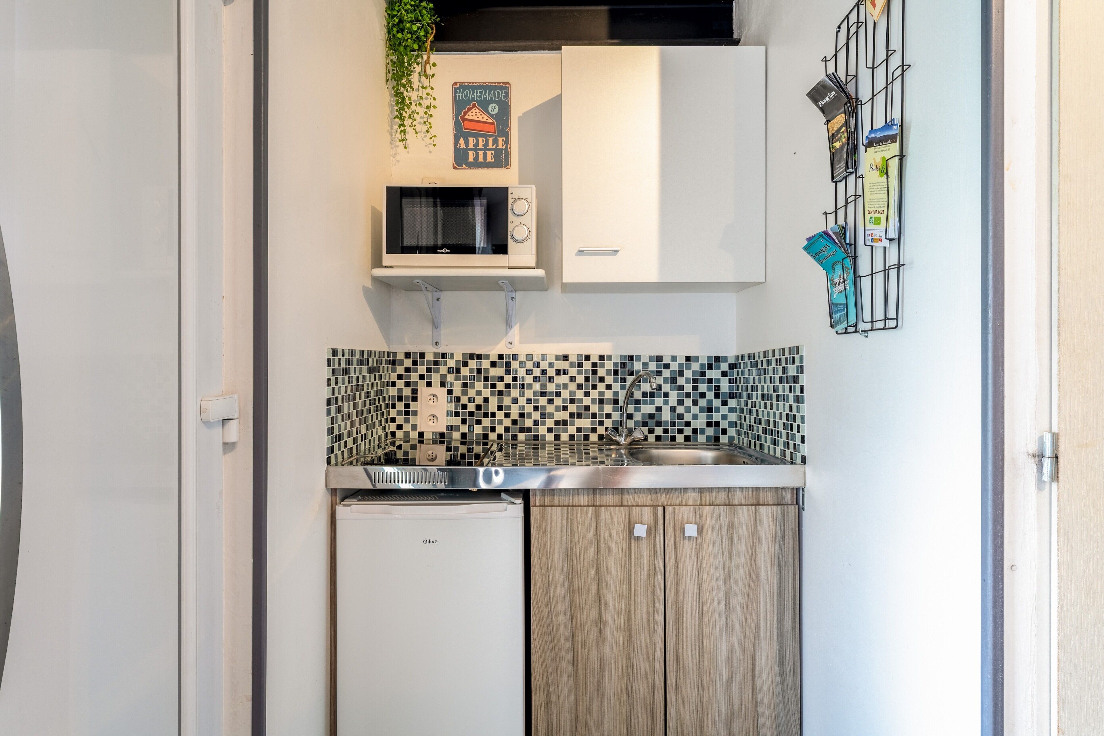 Frigorífico, microondas, placa de cocina y cafetera o tetera