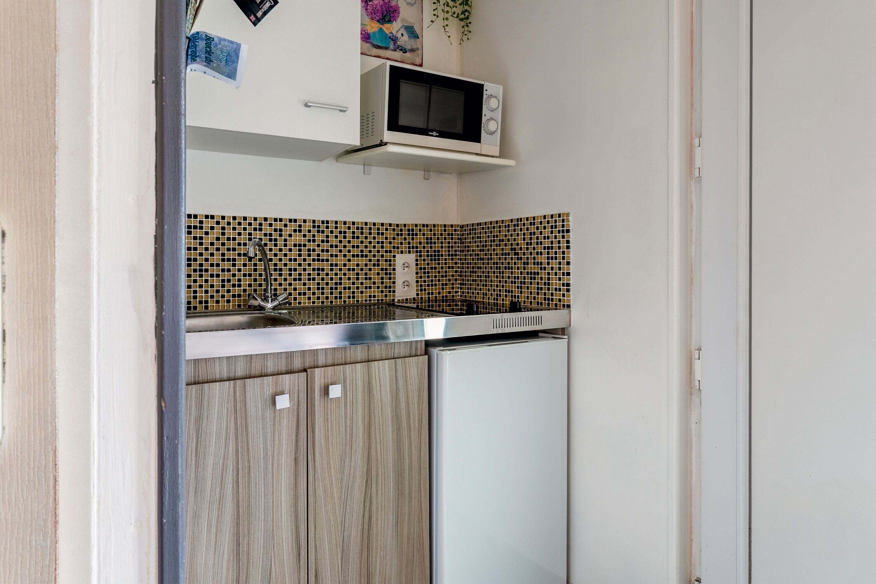 Een koelkast, een microgolfoven, een kookplaat