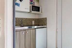 Fridge, microwave, stovetop, coffee/tea maker