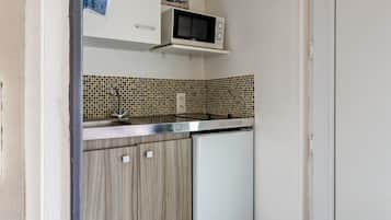 Jääkaappi, mikroaaltouuni, liesi, kahvin-/teenkeitin