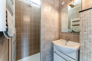 Dusche, Haartrockner, Handtücher