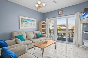 Signature Condo, 2 Bedrooms, Non Smoking, Bay View | Living room | 40-inch Smart TV with digital channels