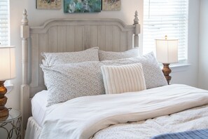 3 bedrooms, free WiFi, bed sheets - Family-Friendly 3BR Condo Sleeps 9, Ensuite Bathrooms (Oxford)