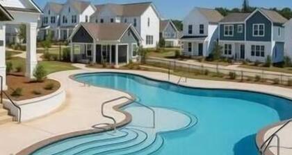 The Kiff Inn – Modern 3BR Condo Sleeps 9, Ensuite Bathrooms & Pool