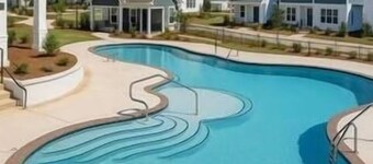 The Kiff Inn – Modern 3BR Condo Sleeps 9, Ensuite Bathrooms & Pool