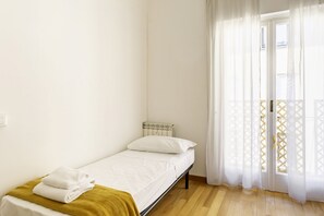 4 chambres, fer et planche à repasser