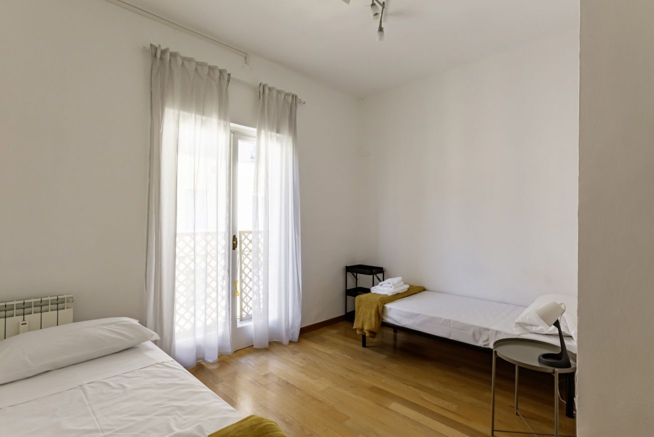 4 chambres, fer et planche à repasser