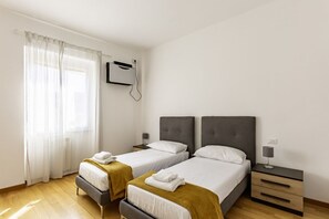 4 bedrooms, iron/ironing board