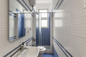 Shower, bidet, towels