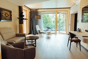Suite mit Balkon und Parkblick | Oppholdsområde | Smart-TV, bordtennis, bøker og strømmetjenester