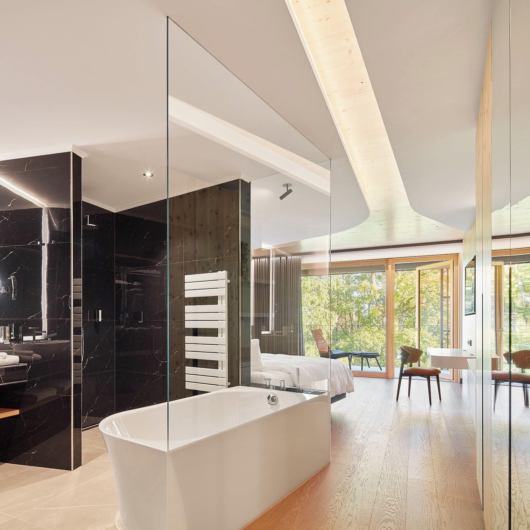 Dobbeltrom – basic, balkong, utsikt mot innsjø | Allergitestet sengetøy, senger med overmadrass og safe på rommet