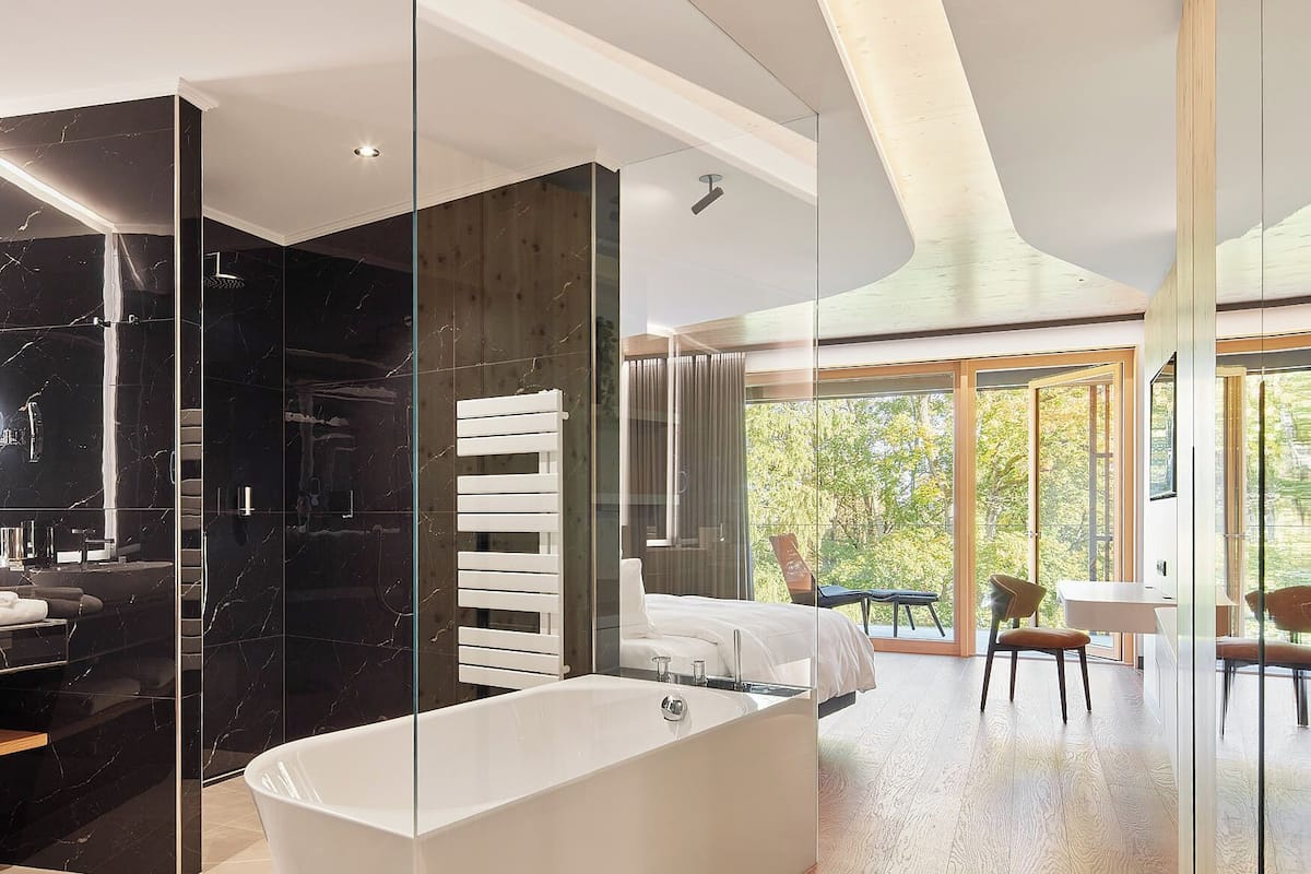 Dobbeltrom – basic, balkong, utsikt mot innsjø | Allergitestet sengetøy, senger med overmadrass og safe på rommet