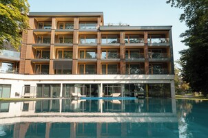 2 piscinas techadas, una piscina al aire libre