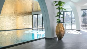 2 piscinas cubiertas, una piscina al aire libre