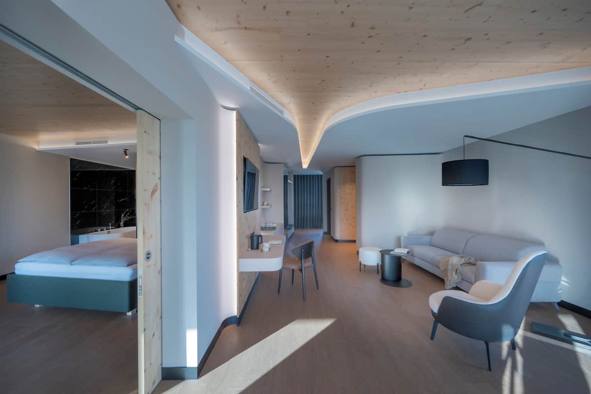 Suite, balkong, utsikt mot innsjø | Allergitestet sengetøy, senger med overmadrass og safe på rommet