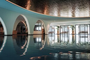 2 piscinas techadas, una piscina al aire libre