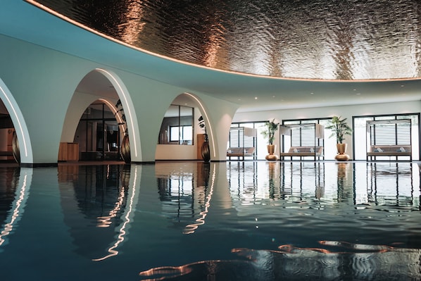 2 kolam renang indoor dan kolam renang outdoor