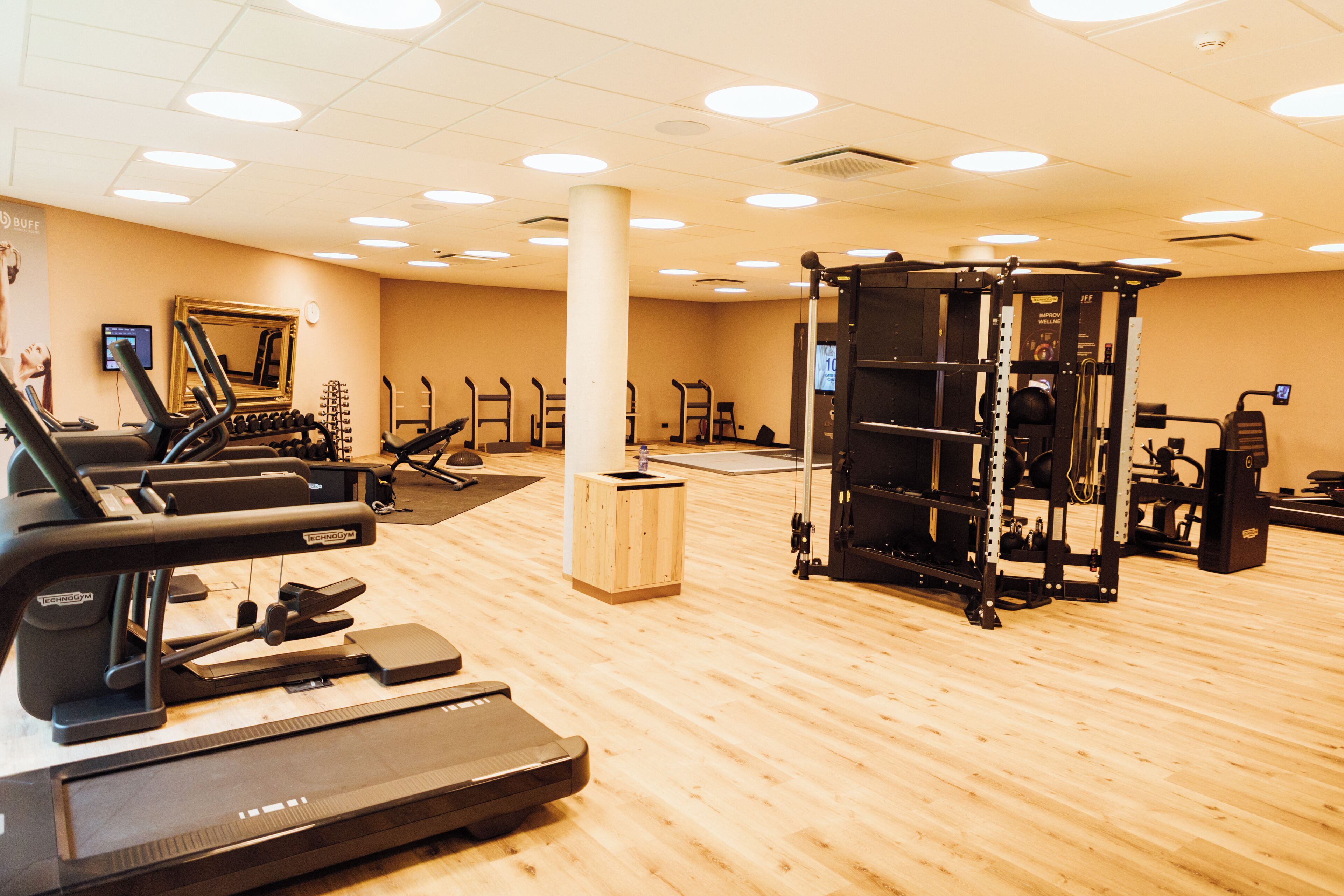 Ett gym med löpband, crosstrainers och utrustning för styrketräning.