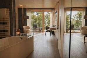 Suite Junior, balcon, vue lac | Literie hypoallergénique, surmatelas, coffres-forts dans les chambres