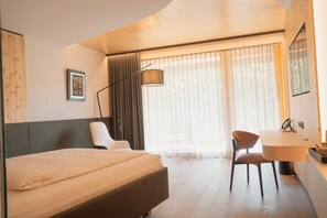 Basic Einzelzimmer mit Balkon und Parkblick | Allergitestet sengetøy, senger med overmadrass og safe på rommet