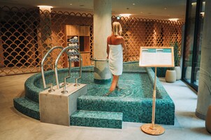 Un sauna, una bañera de hidromasaje, baño turco