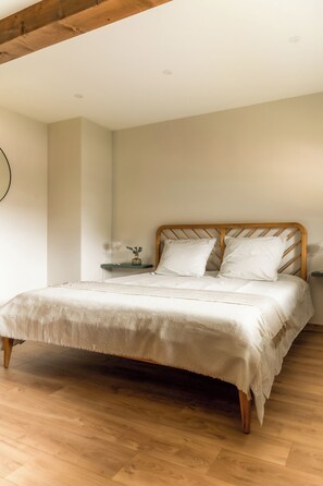 3 habitaciones, tabla de planchar con plancha y cuna de viaje 