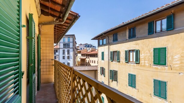 A balcony with a yellow railing overlooking a row of buildings with green shutters. - GuestHost - Roomy and modern apartment of 108 sqm, for up to 7 people, on the 4th floor of a building with lift (NOT suitable for disabled people, some steps to access it). The property is located in the heart of Florence (Restricted-Traffic Area), just  (Florence)