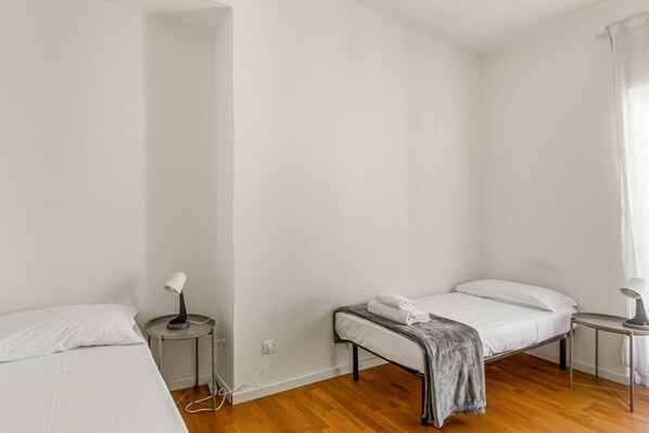 4 chambres, fer et planche Ă repasser