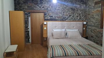 4 habitaciones, tabla de planchar con plancha, wifi y ropa de cama
