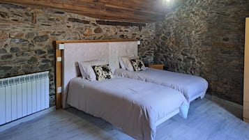 4 bedrooms, iron/ironing board, WiFi, bed sheets