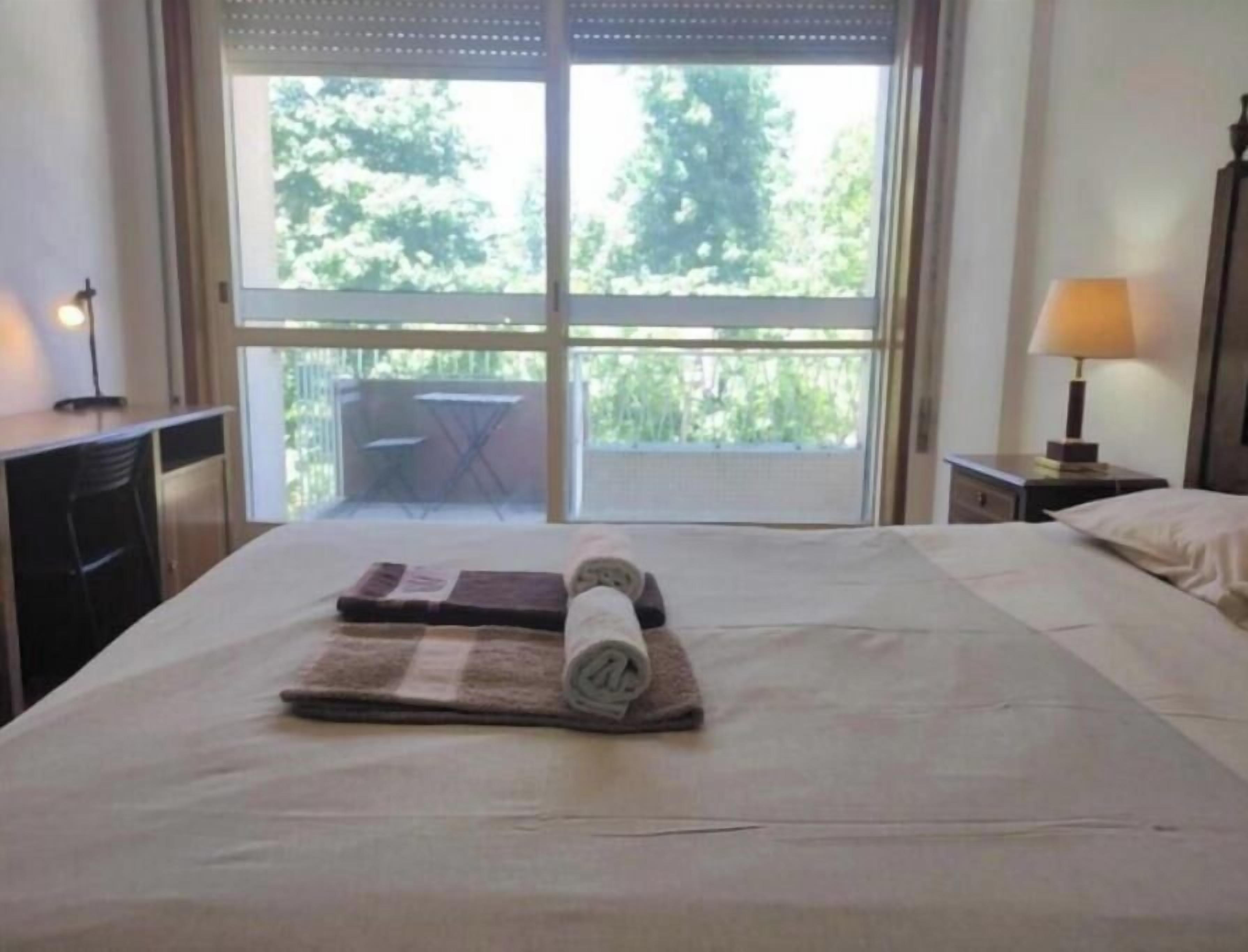 9 bedrooms, desk, iron/ironing board, travel cot