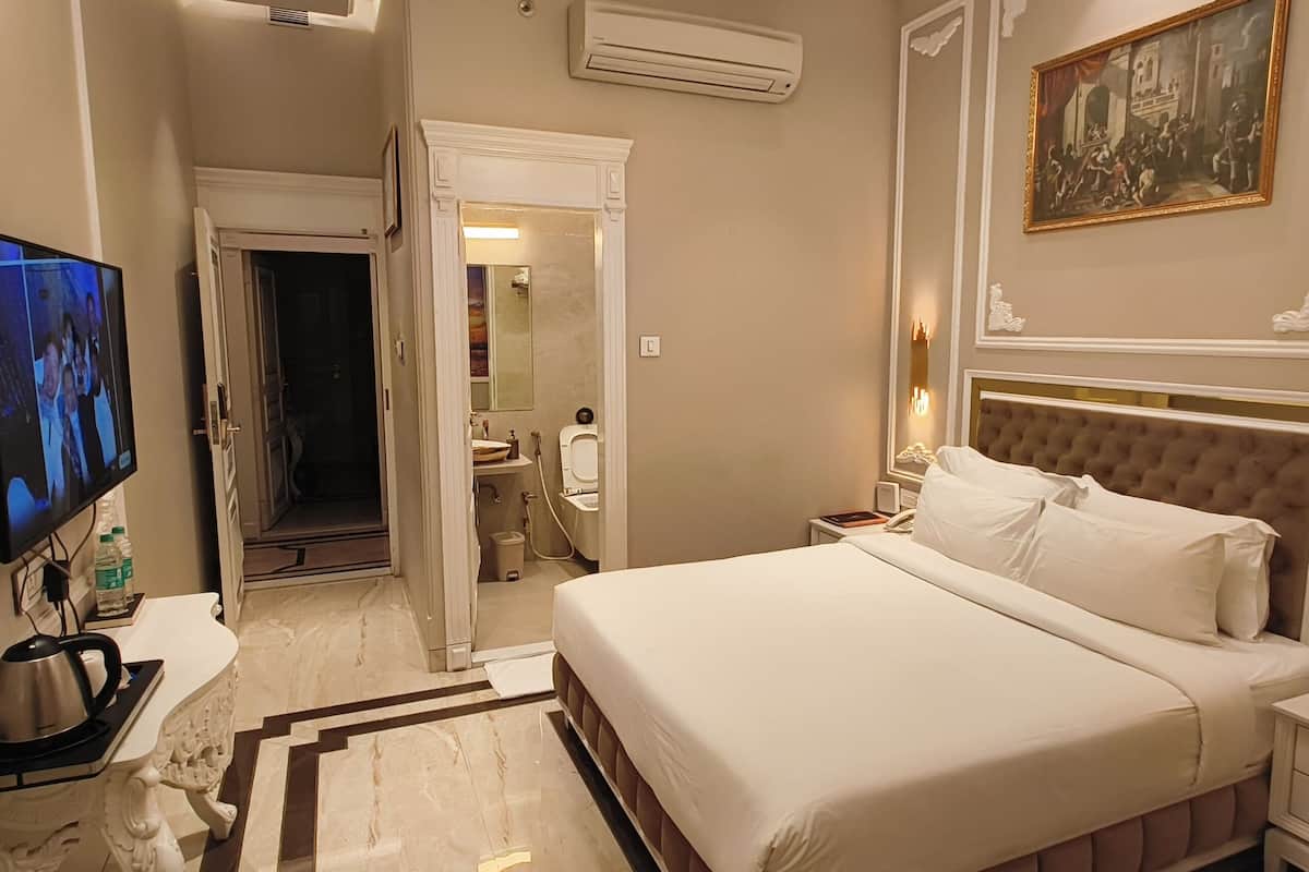 Deluxe Double Room | In-room safe, iron/ironing board, free WiFi