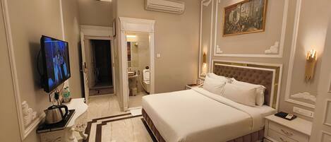Deluxe Double Room | In-room safe, soundproofing, iron/ironing board, free WiFi