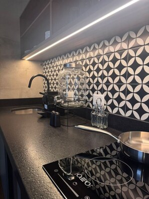 Réfrigérateur, micro-ondes, plaque de cuisson, cafetière/bouilloire