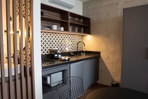 Réfrigérateur, micro-ondes, plaque de cuisson, cafetière/bouilloire