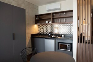 Réfrigérateur, micro-ondes, plaque de cuisson, cafetière/bouilloire