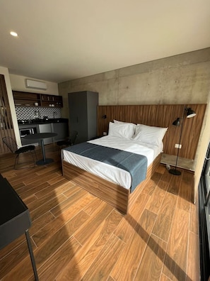 1 habitación, escritorio, tabla de planchar con plancha y wifi 
